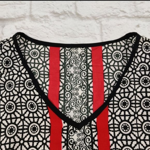 Womens blouse cap roll tab sleeve top black white red geometric scroll sz M - Picture 6 of 7